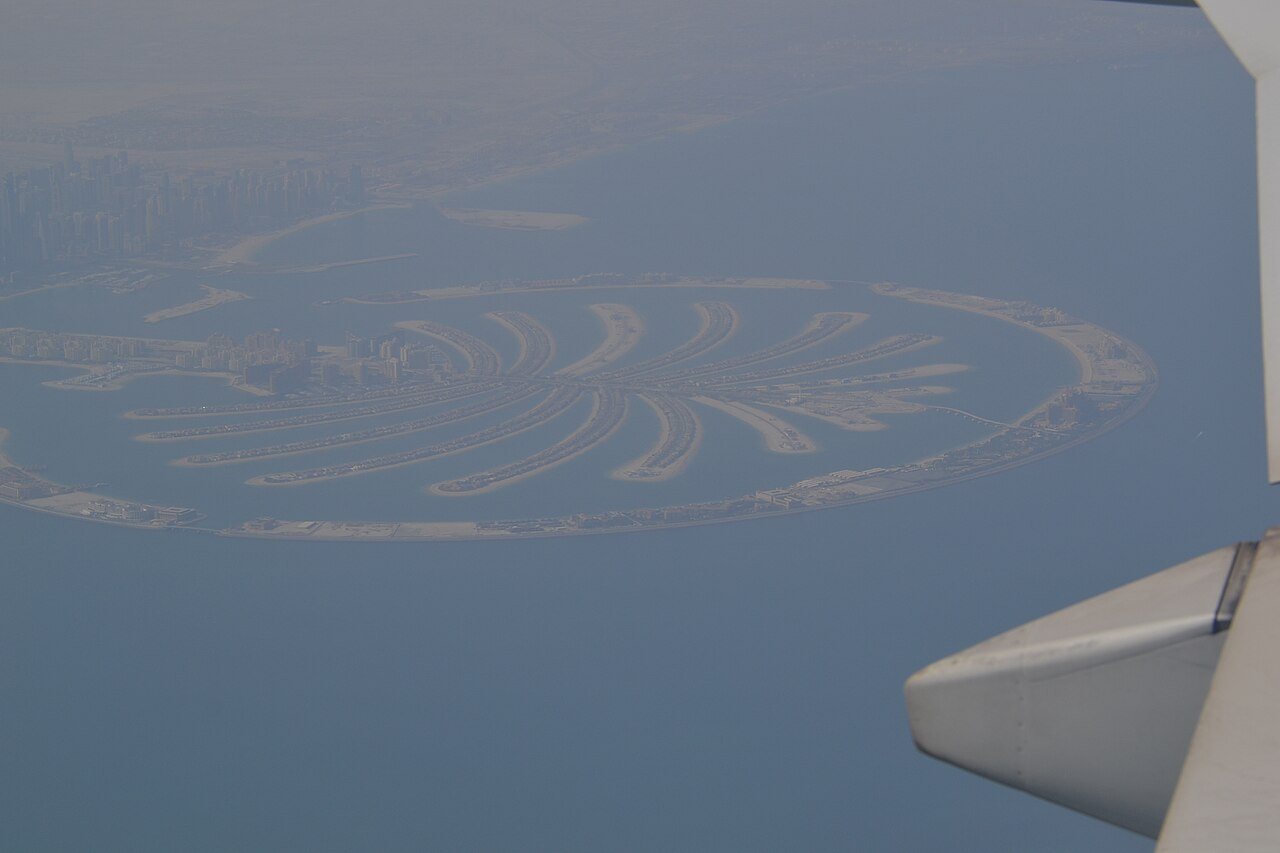 Palm Jumeirah vue d'avion, son tronc, ses branches et le croissant qui l'entoure dans le golfe