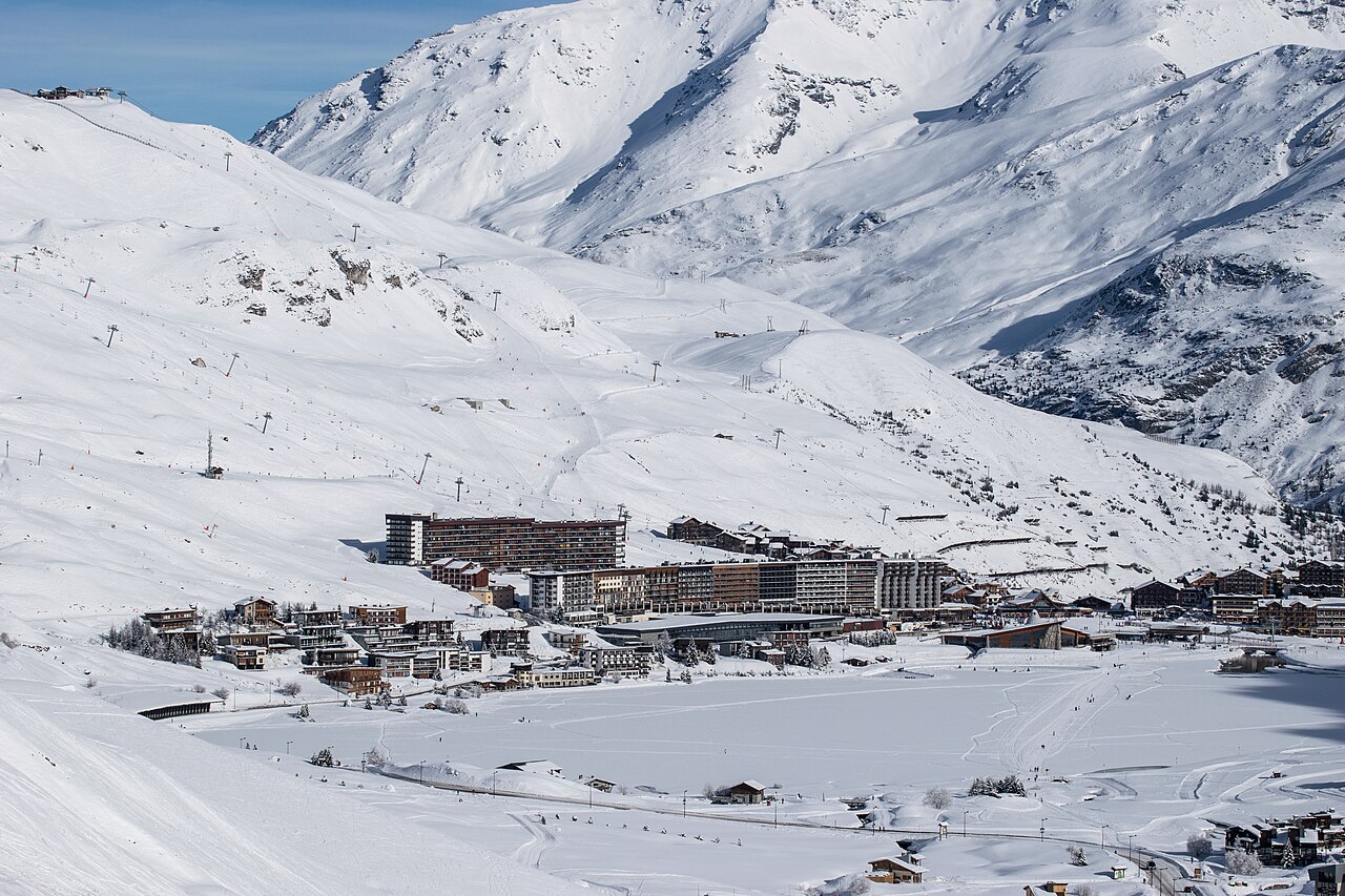 Le Lac à Tignes, immeubles et chalets devant les pentes enneigées