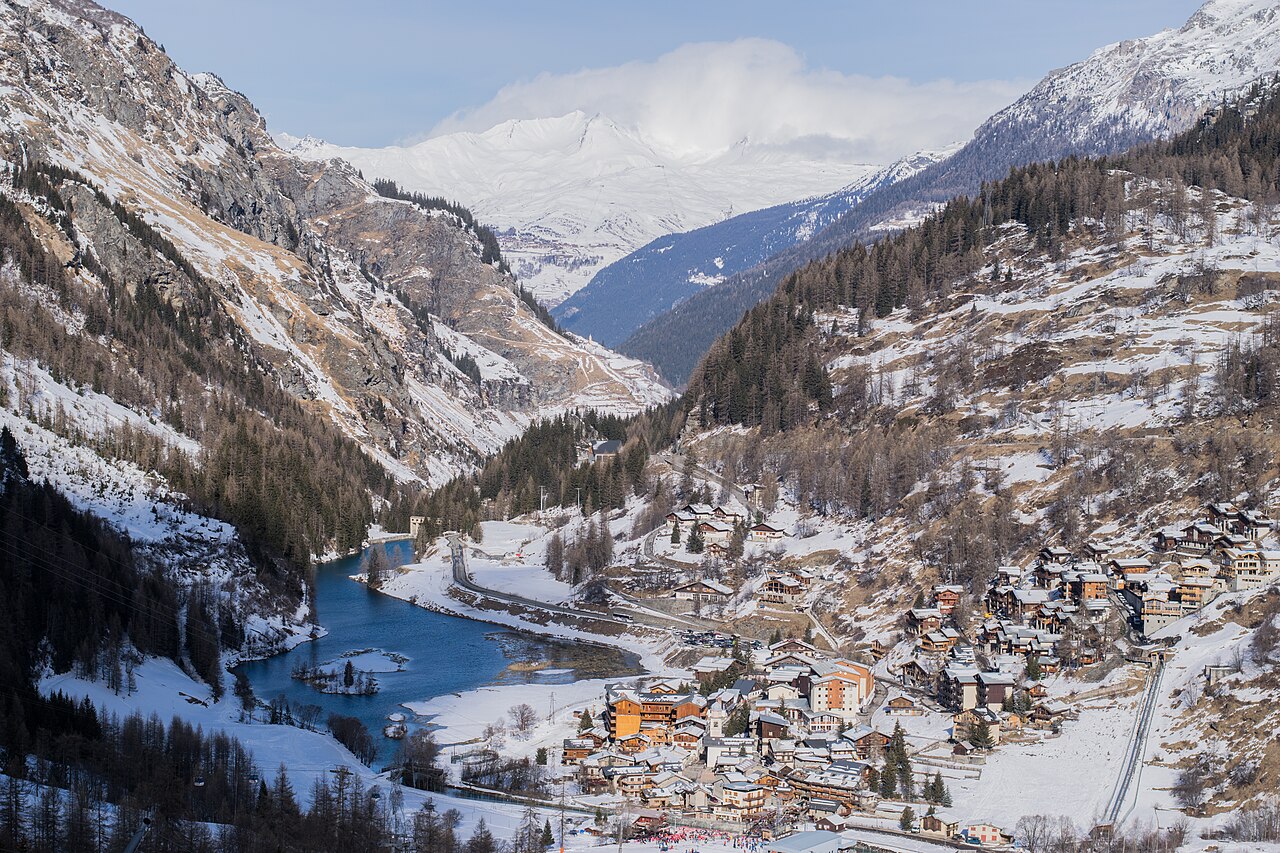 Les Brévières sous la neige, chalets au bord de l'Isère entre les versants boisés