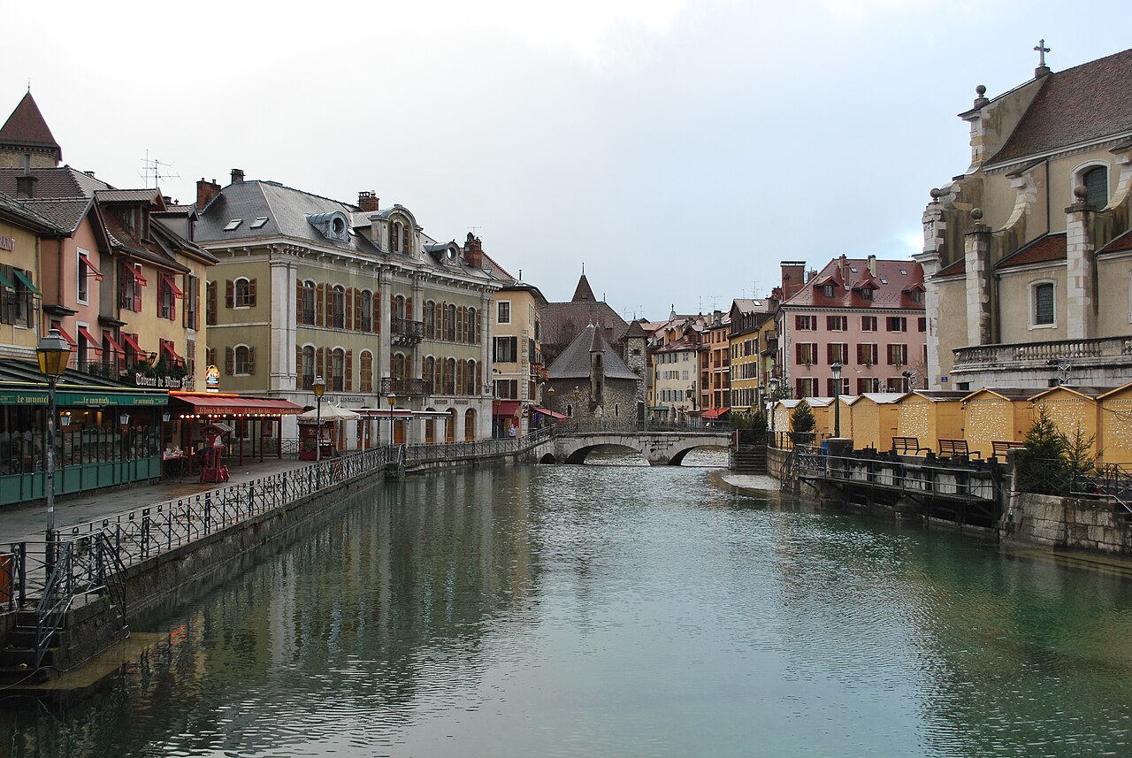 Le Thiou, le Palais de l'Île et les façades de la vieille ville d'Annecy.