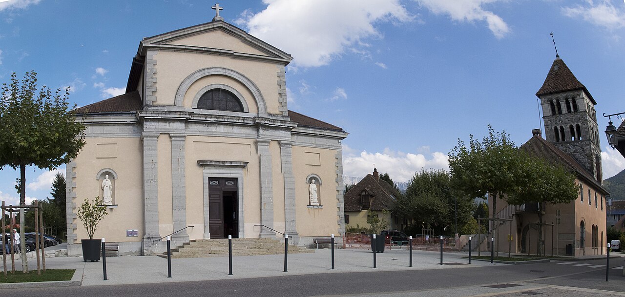 L'église Saint-Laurent et le clocher roman sur la place Gabriel-Fauré à Annecy-le-Vieux.