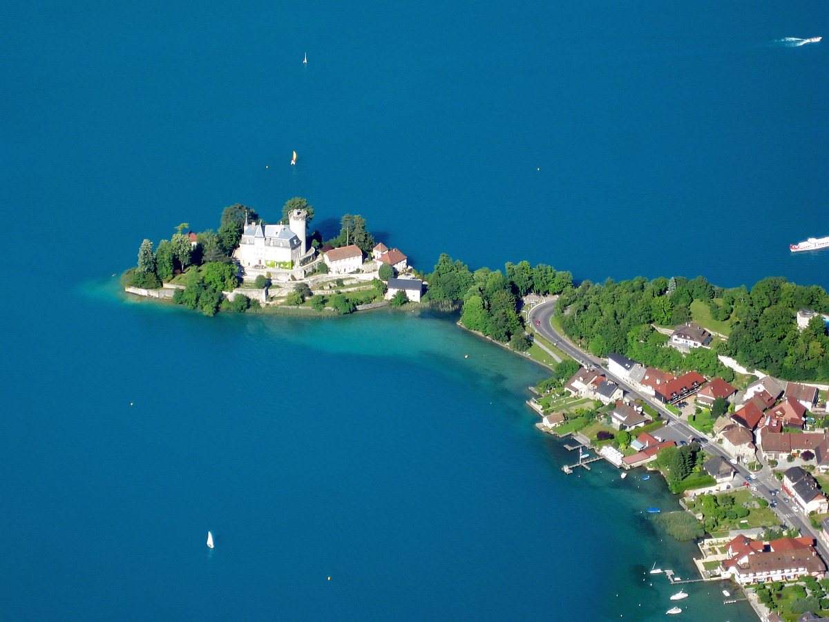 Le château de Duingt sur sa presqu'île, entouré par les eaux du lac d'Annecy.