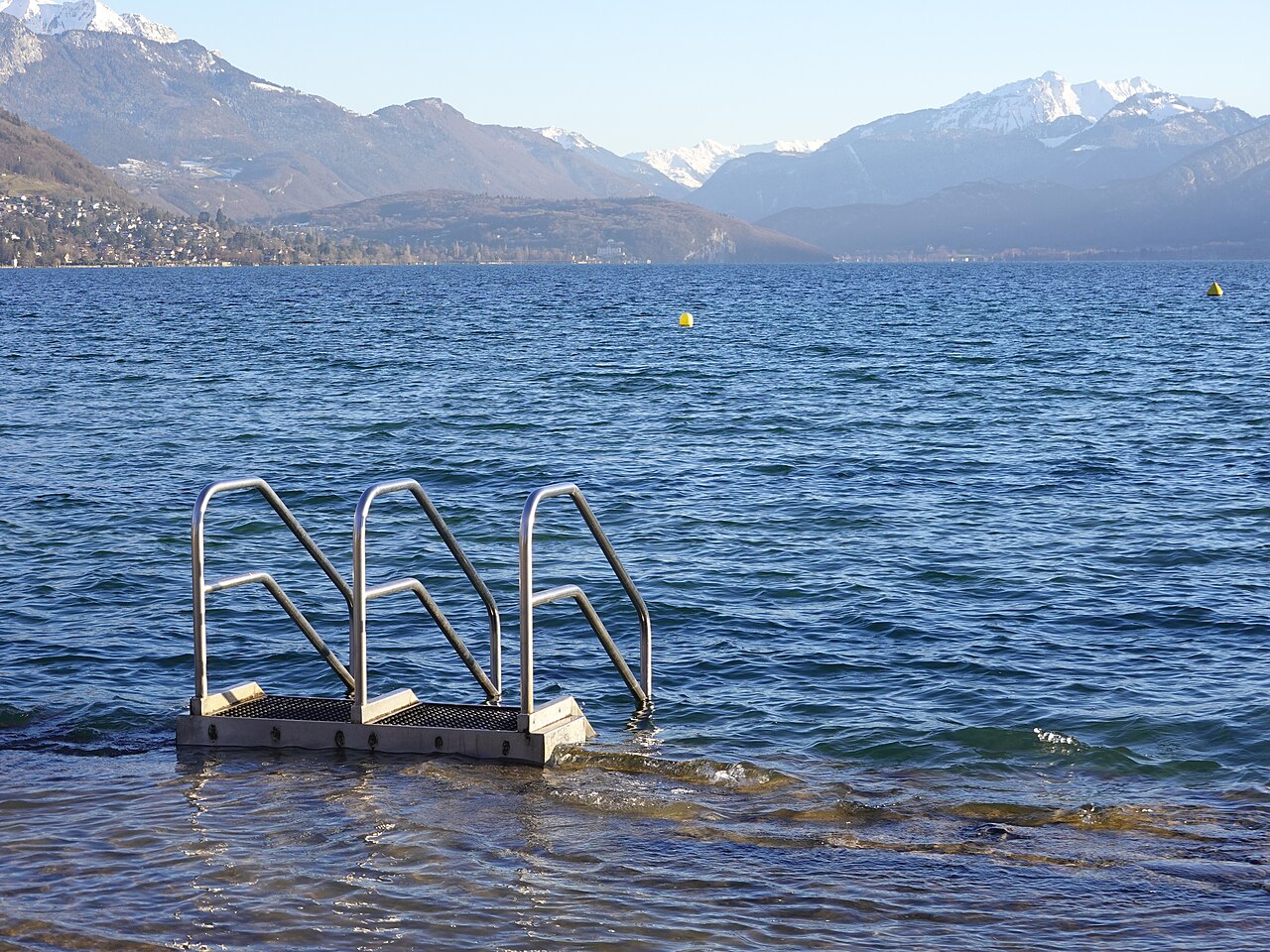 Échelle de baignade à la plage d'Albigny, face au lac d'Annecy et aux montagnes.
