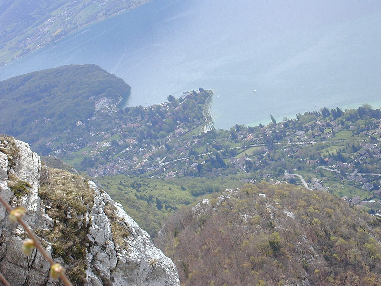 Menthon-Saint-Bernard et le Roc de Chère au bord du lac, vus depuis le mont Veyrier.