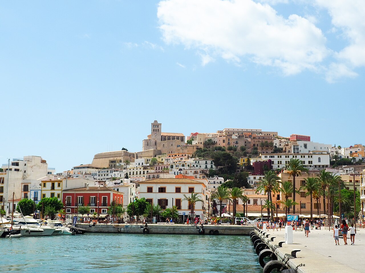 Dalt Vila et les façades d'Eivissa vues depuis le front de port, à Ibiza.