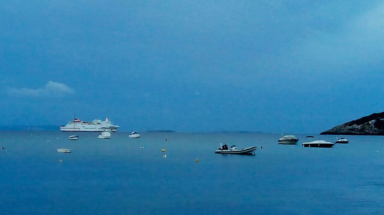 Bateaux au mouillage dans la baie de Talamanca, à Ibiza.