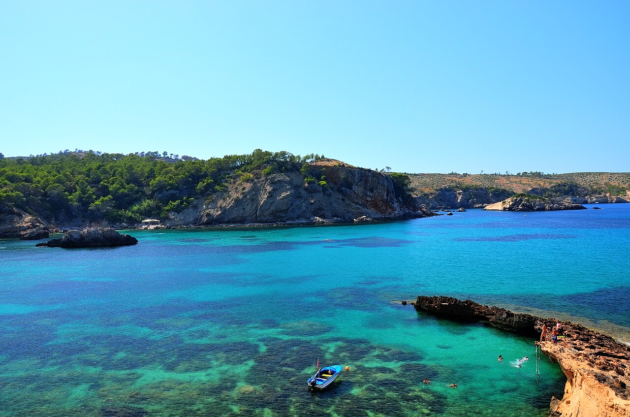 Les eaux de Cala Xarraca et sa côte rocheuse plantée de pins, au nord d'Ibiza.