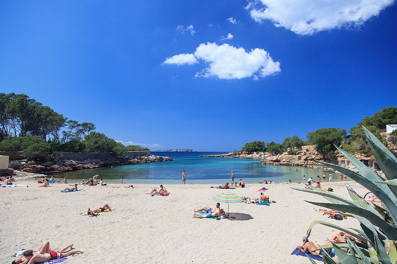 La plage de Cala Gració et ses rives rocheuses, près de Sant Antoni à Ibiza.