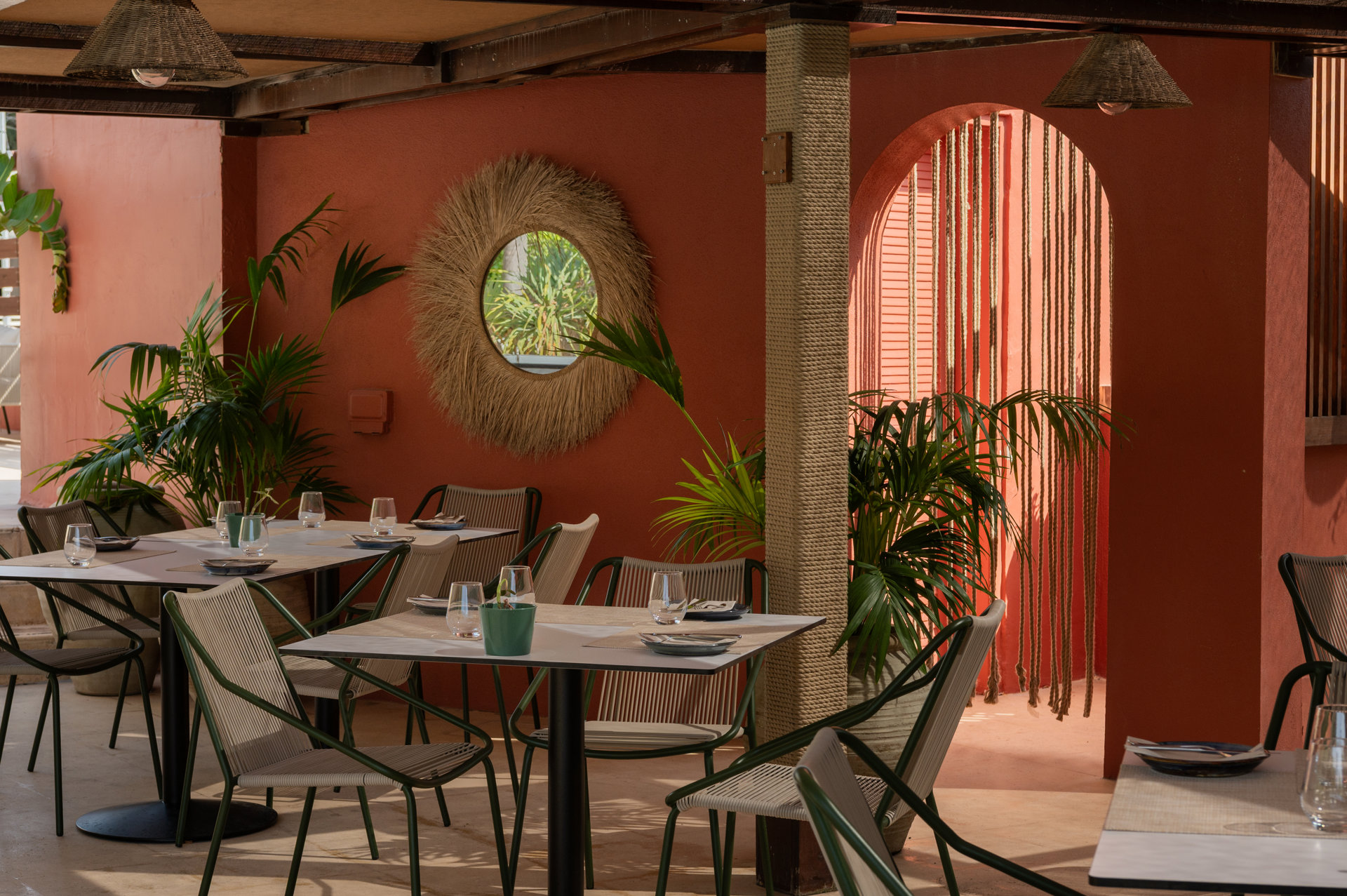 Terrasse rose et plantes du Secret Garden au Corinthia Palace Malta, à San Anton sur l'île de Malte.