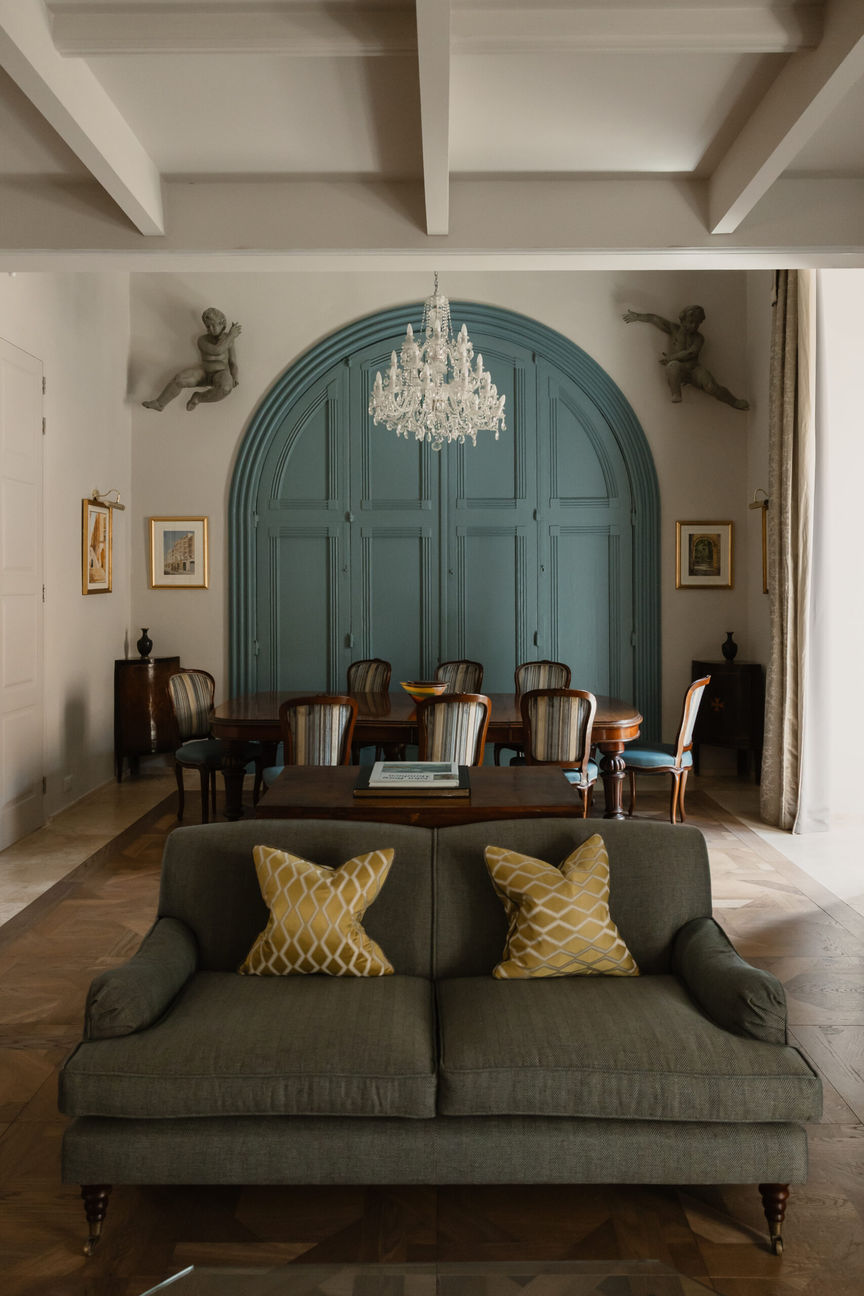 Salon de la Presidential Suite de The Xara Palace à Mdina, Malte, avec canapé et porte bleue.