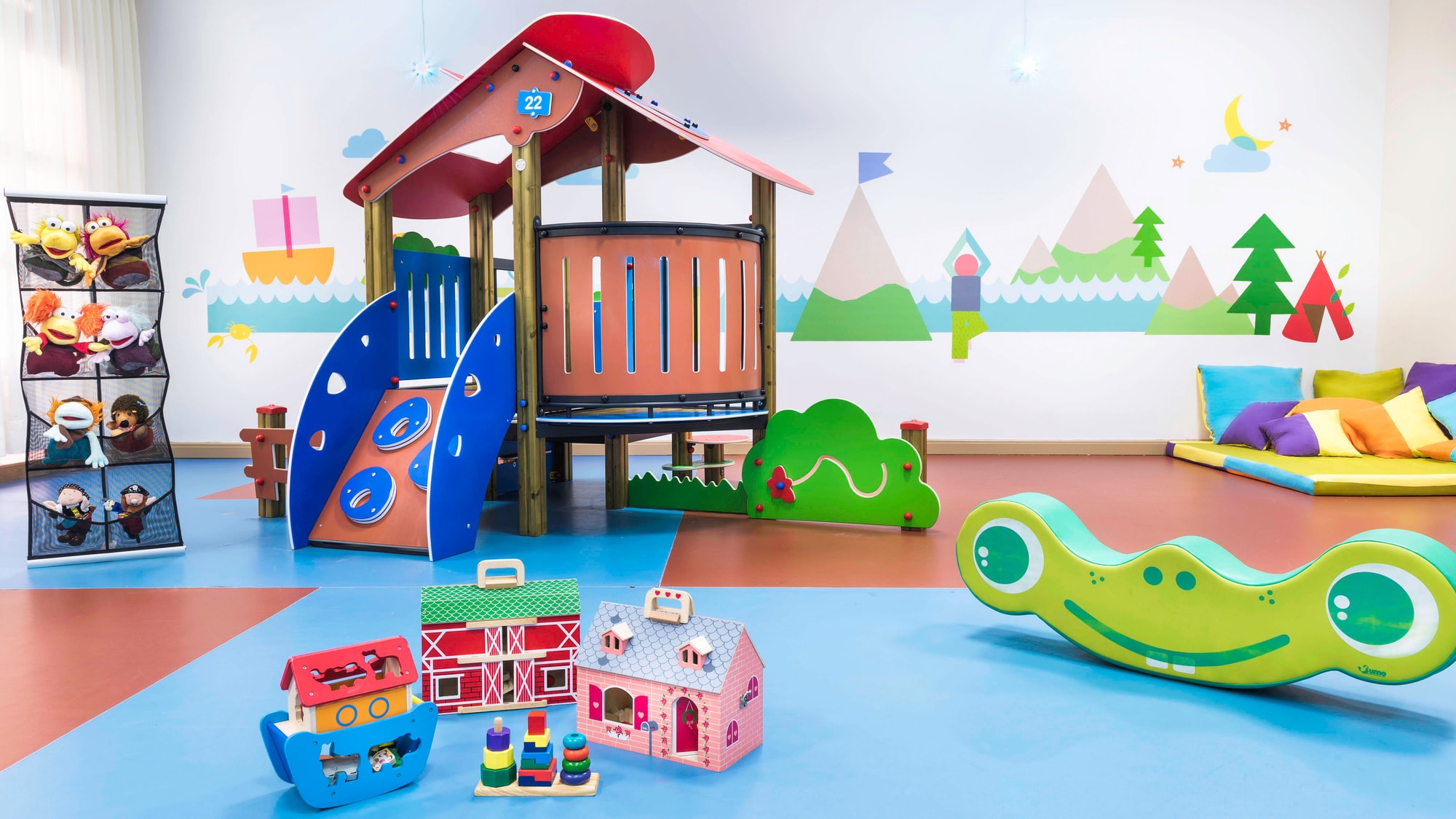 Salle du club enfants du Westin Dragonara Resort à Malte, cabane et jeux colorés.
