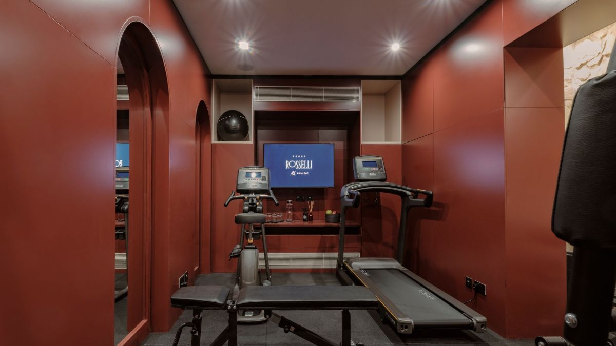 Salle de sport aux murs rouges du Rosselli AX Privilege, à La Valette, sur l'île de Malte.