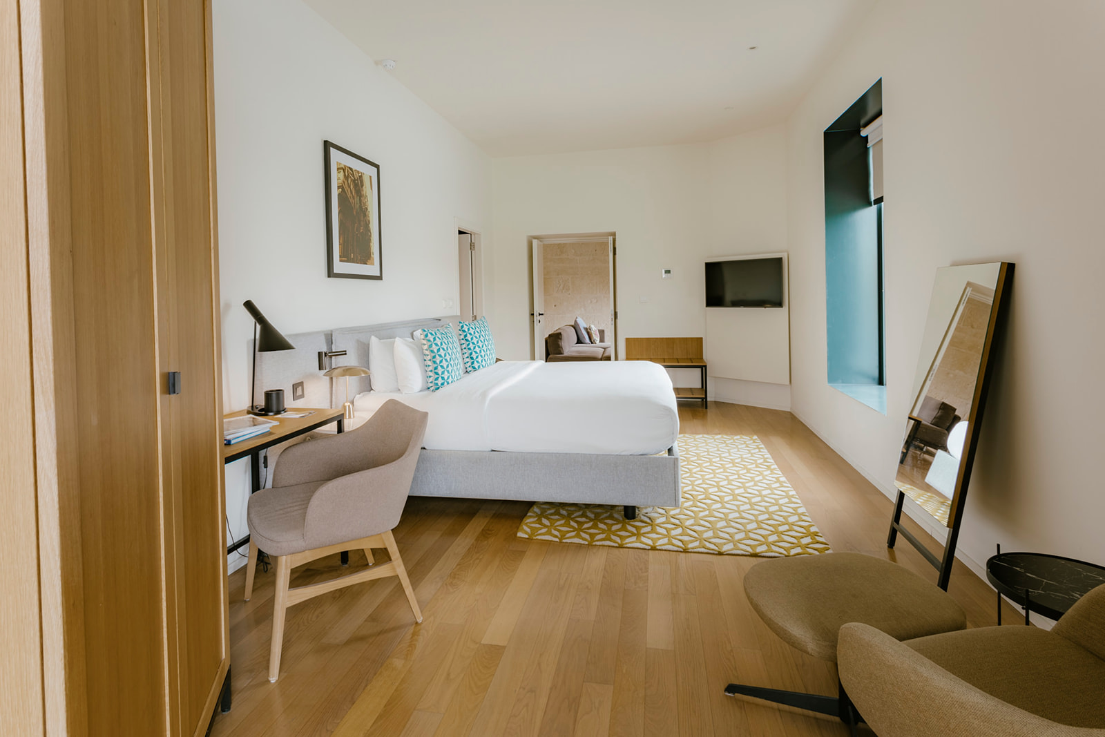 Chambre claire avec lit blanc et parquet au Cugó Gran Macina, à Senglea sur l'île de Malte.