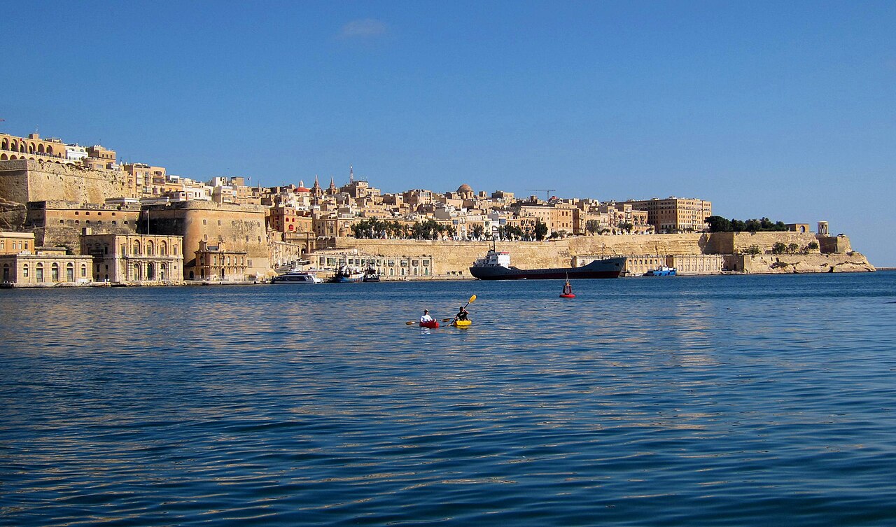 Les remparts et façades de La Valette vus depuis le Grand Harbour, à Malte.