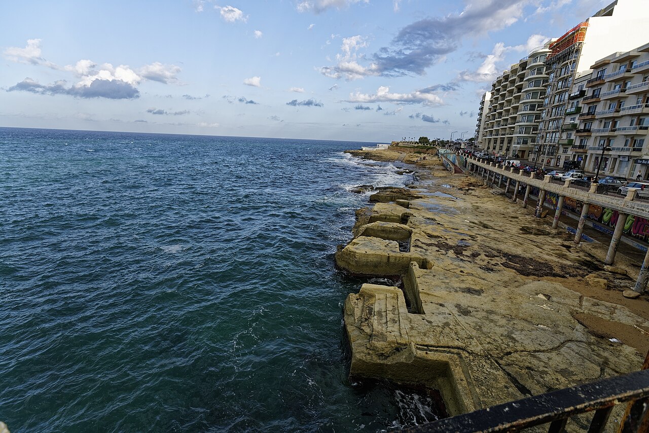 Le littoral rocheux et les immeubles du front de mer de Sliema, à Malte.