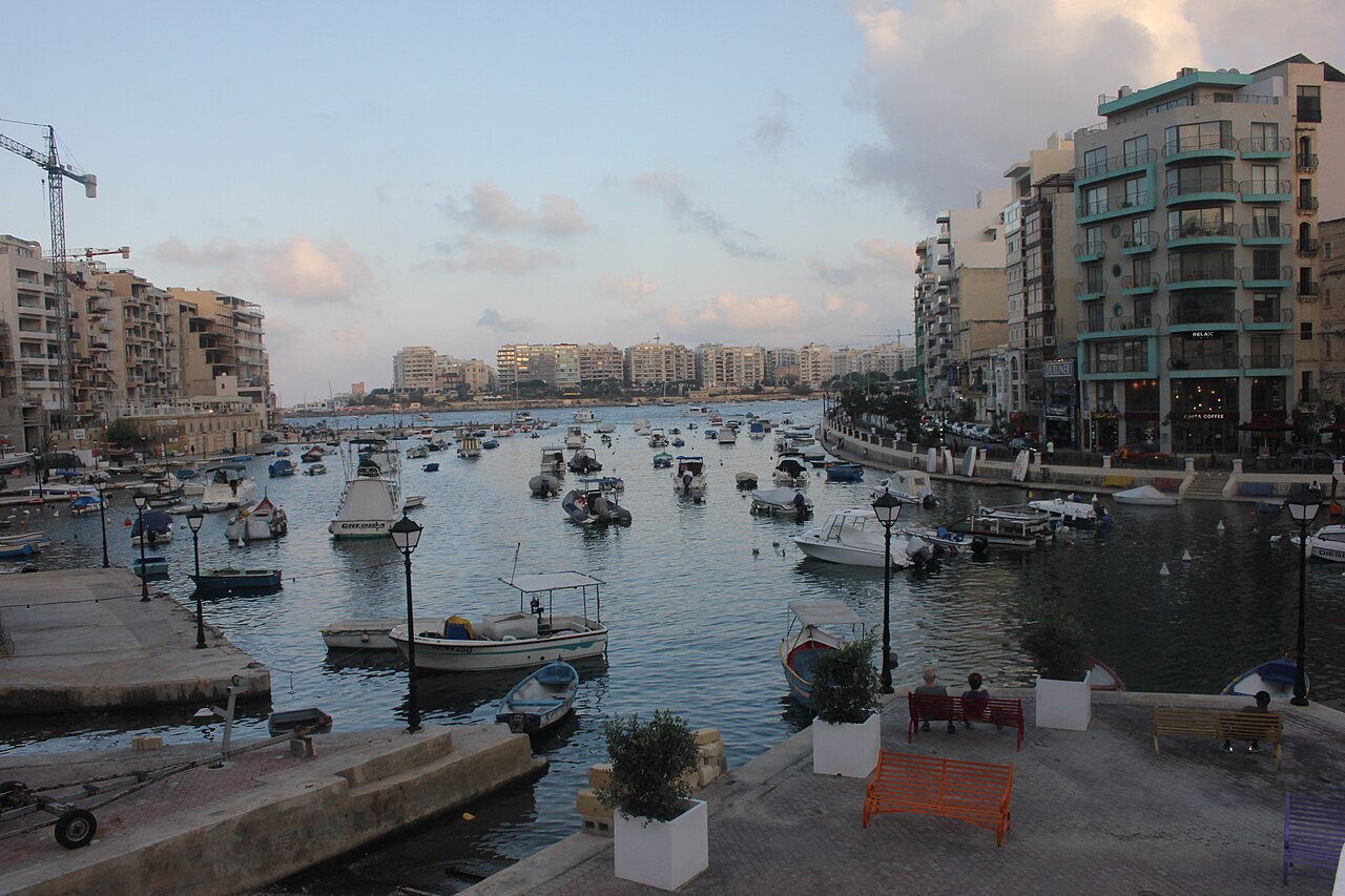 Les bateaux de Spinola Bay et les façades de Saint Julian's, à Malte.