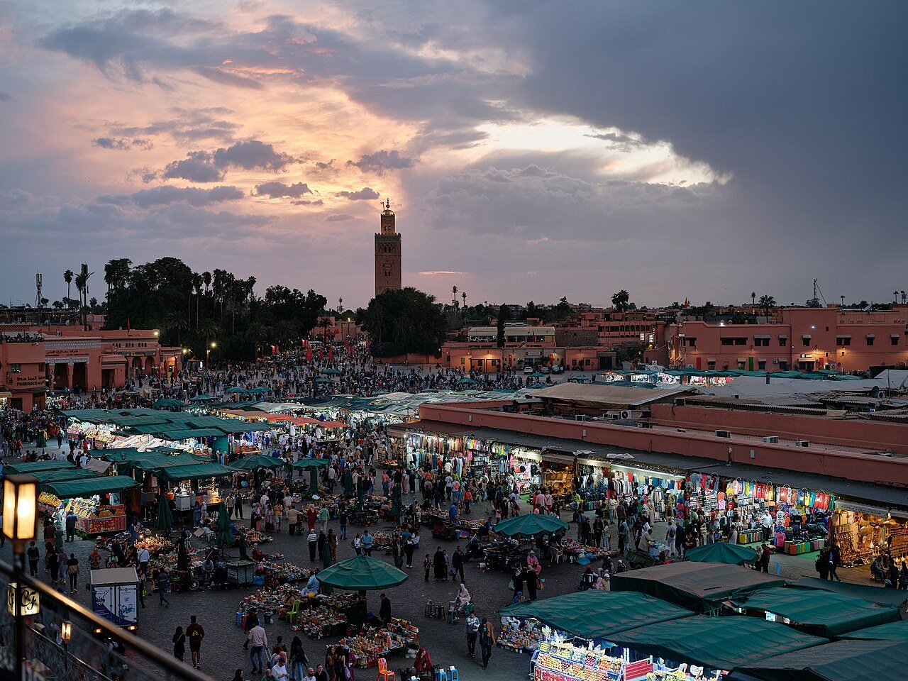 La place Jemaa el-Fna au coucher du soleil, repère central de la médina.