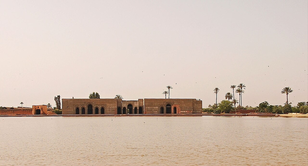 Bassin des jardins de l'Agdal, au sud de Marrakech ; aucun hôtel de la sélection n'est représenté.