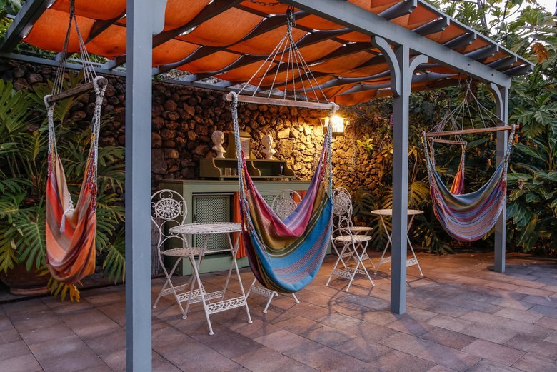 Hamacs sous une pergola dans les espaces extérieurs de l'Hacienda de Abajo.