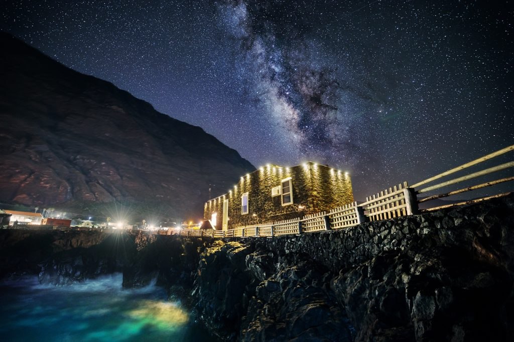 Hotel Puntagrande éclairé la nuit sur sa langue de lave au bord de l'eau.