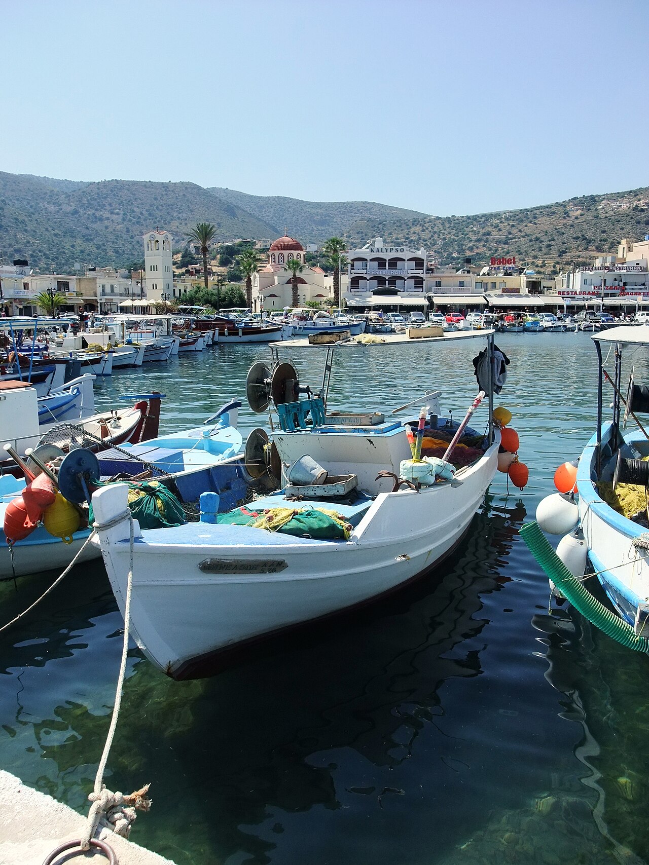 Les bateaux dans le port d'Elounda.