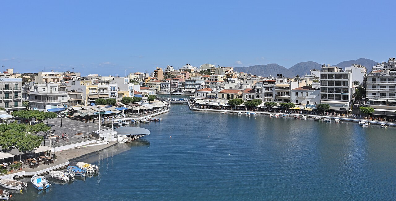 Le lac Voulismeni et les façades d'Agios Nikolaos.