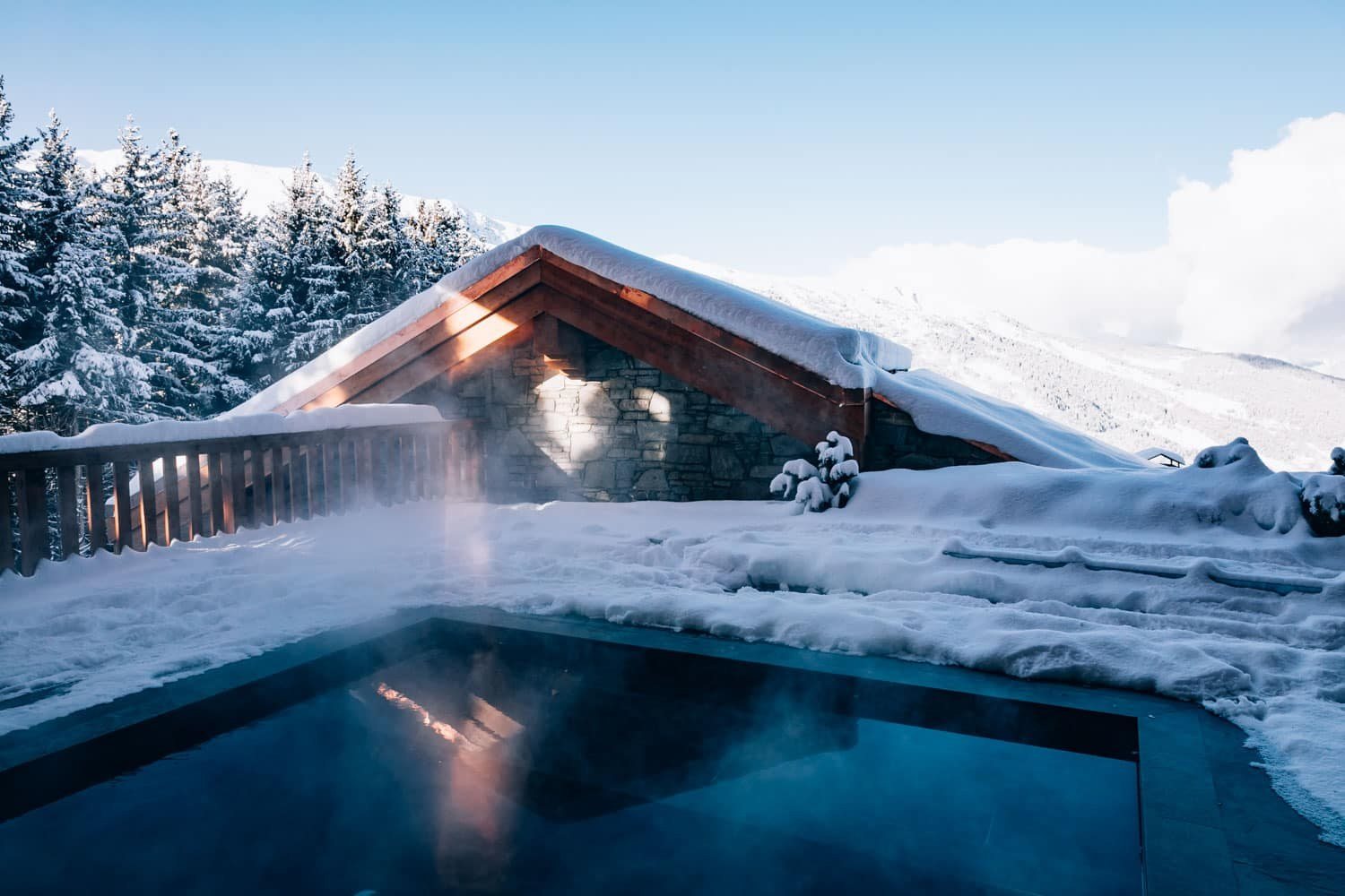 Le bassin extérieur au milieu de la neige : Le Coucou à Méribel.