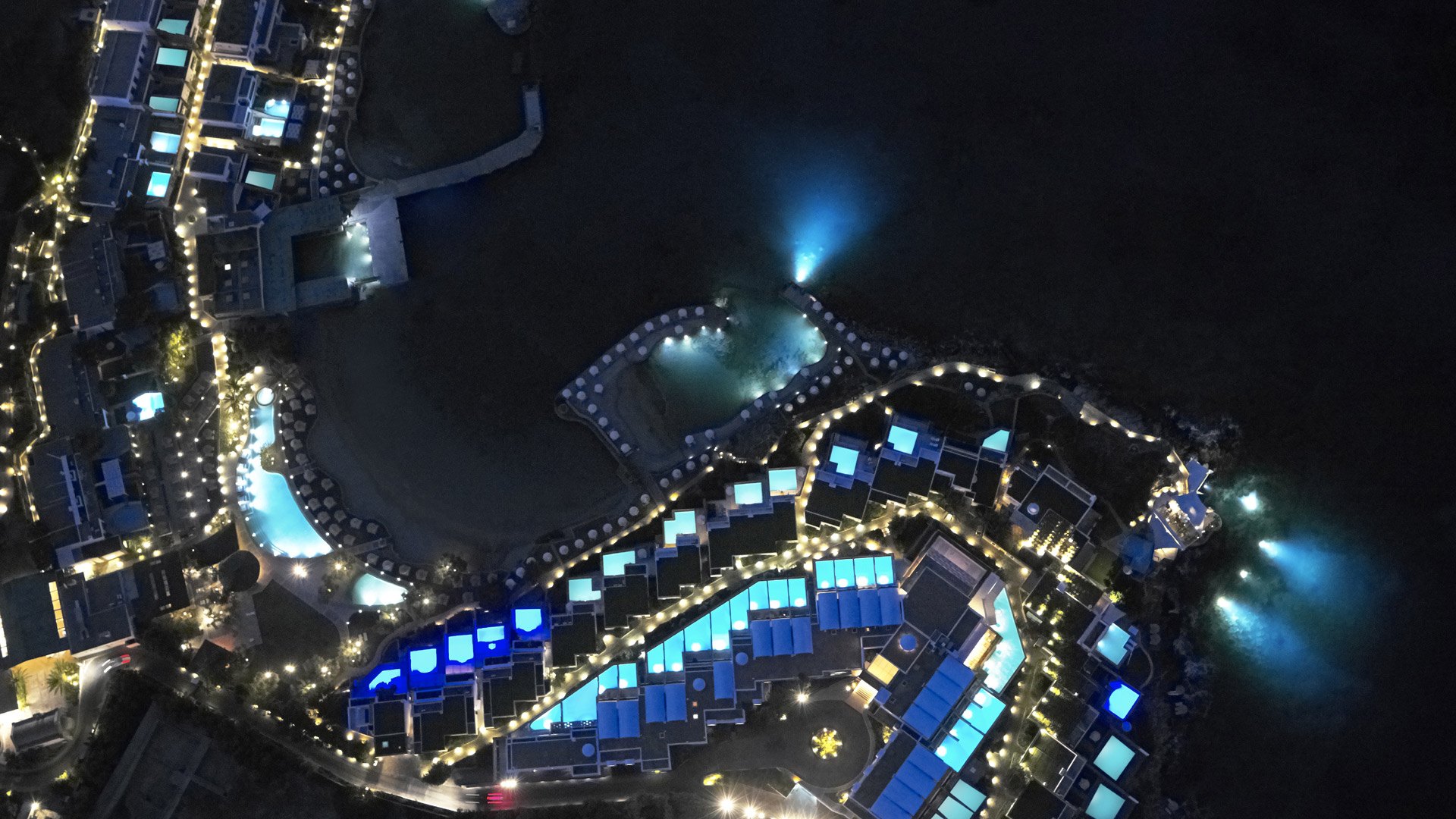 Le resort éclairé au bord de la baie à la nuit tombée - Elounda Peninsula, Crète