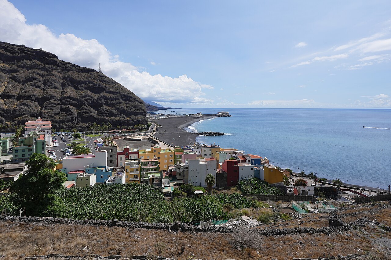 Vue sur le port et les maisons de Tazacorte, sur la côte de La Palma.