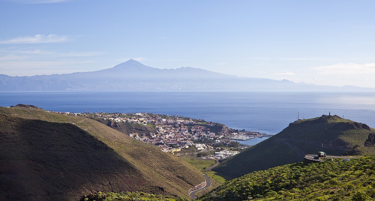 Maisons de San Sebastián de La Gomera étagées autour de la baie.