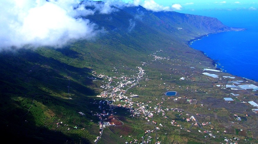 Vallée de La Frontera à El Hierro, avec ses cultures et ses reliefs.