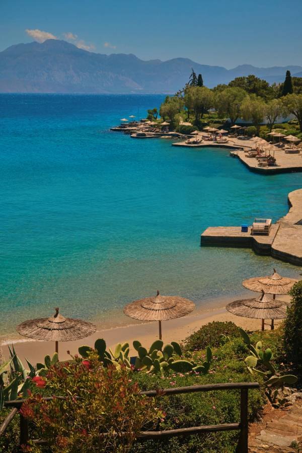 Plage et transats le long du rivage - Minos Beach Art Hotel, Crète