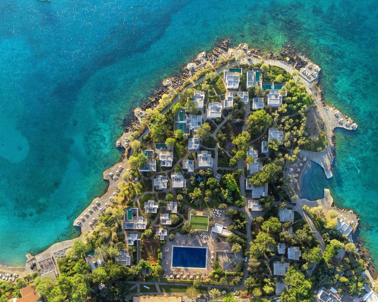 Vue aérienne des jardins et de la péninsule - Minos Beach Art Hotel, Crète