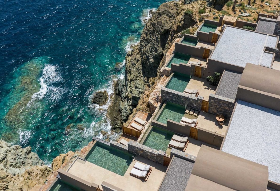 Vue aérienne des suites et de leurs piscines sur la côte - Acro Suites, Crète