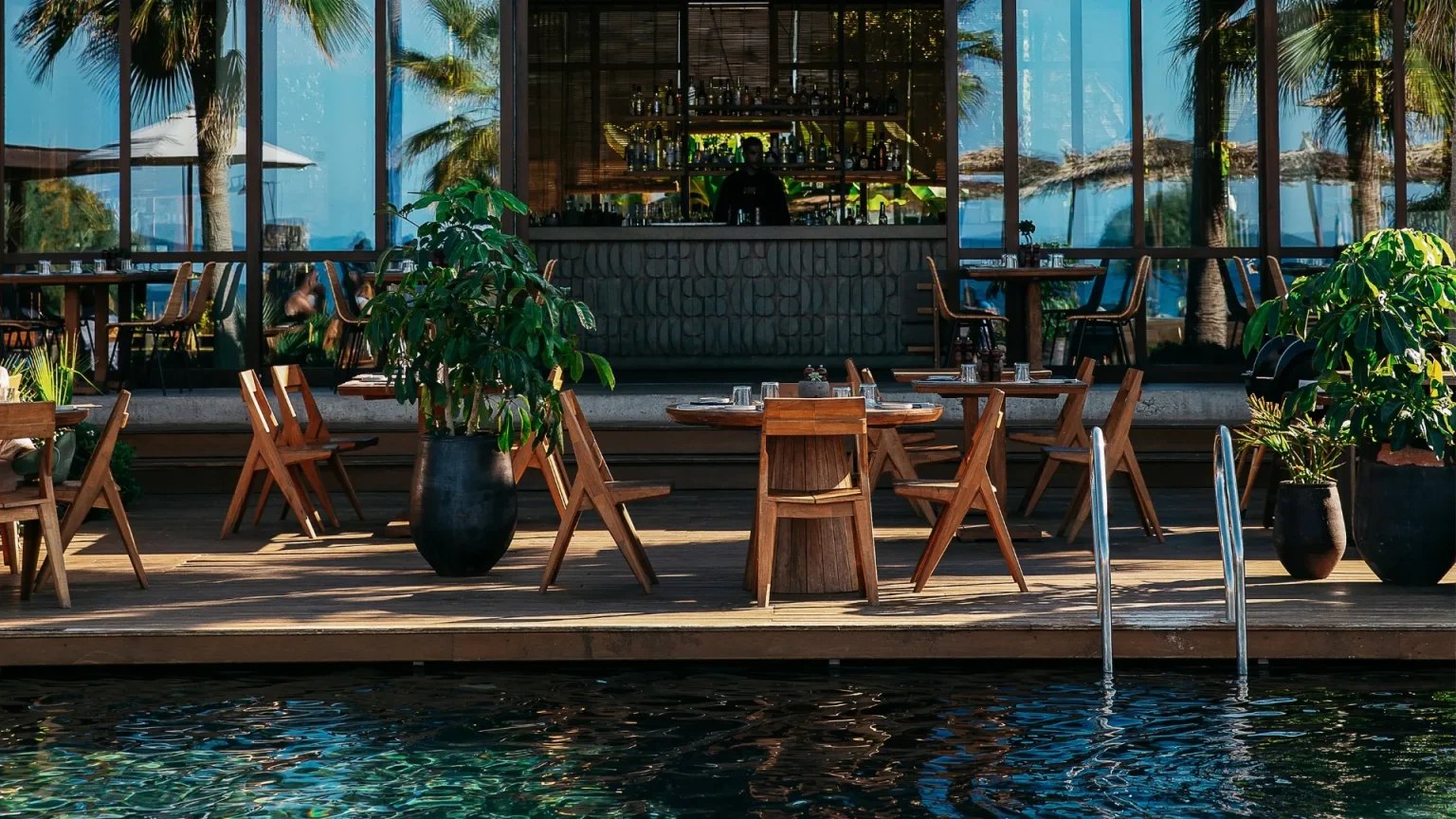 Tables en extérieur à proximité de la piscine - Domes Zeen Chania, Crète