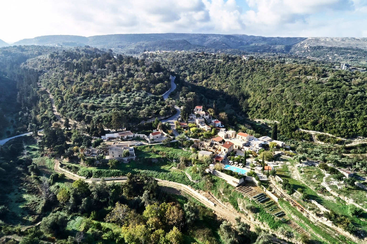 Vue aérienne du hameau au milieu des oliviers - Kapsaliana Village Hotel, Crète