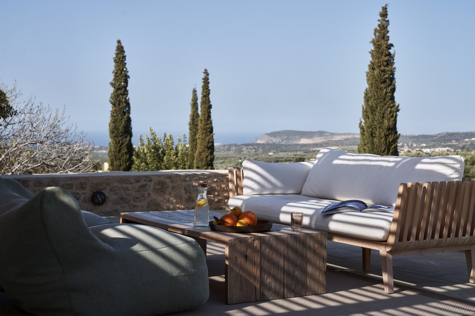 Terrasse entre les cyprès face au paysage - Kapsaliana Village Hotel, Crète