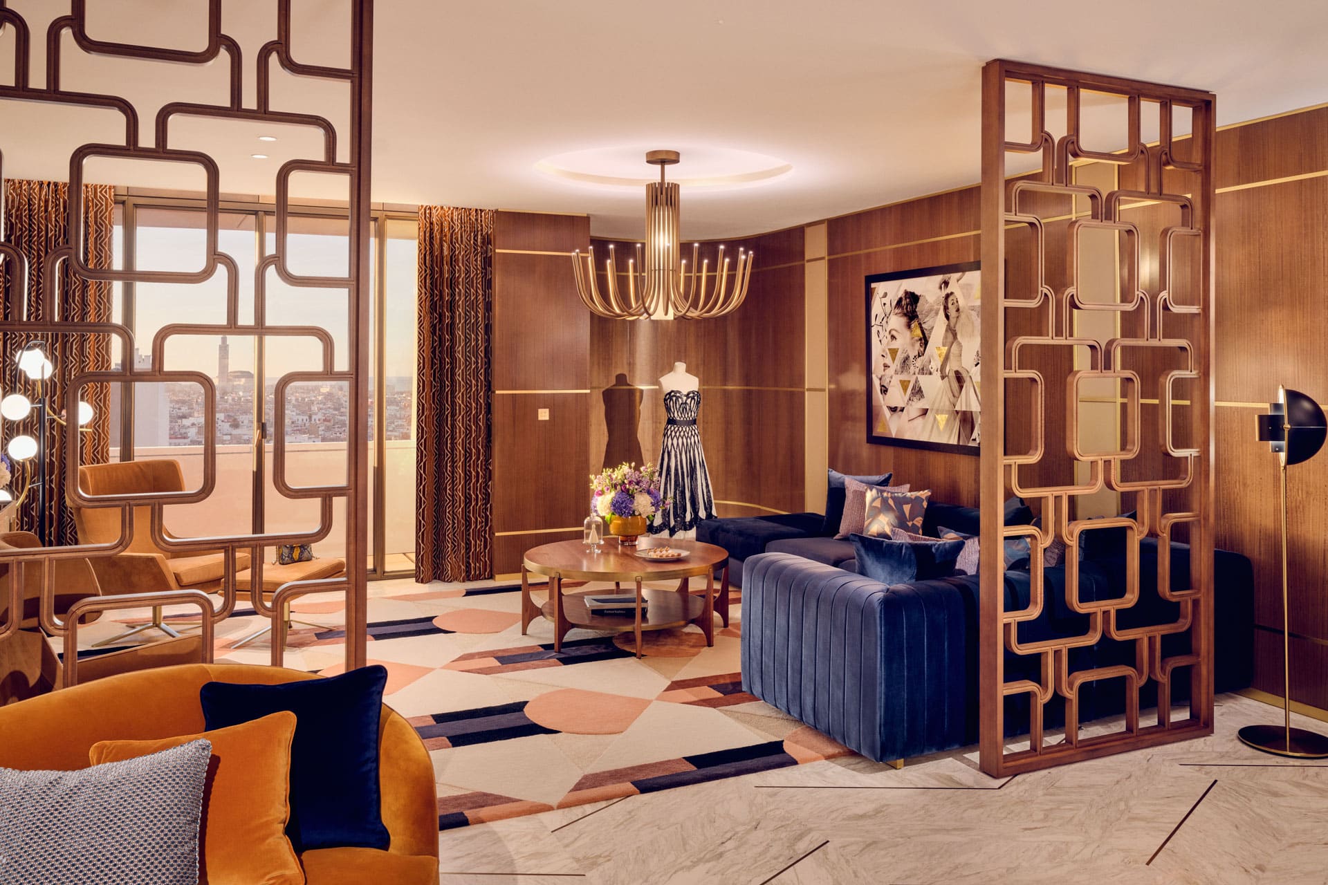Salon d'une suite du Royal Mansour Casablanca, avec cloisons ajourées et canapé bleu.