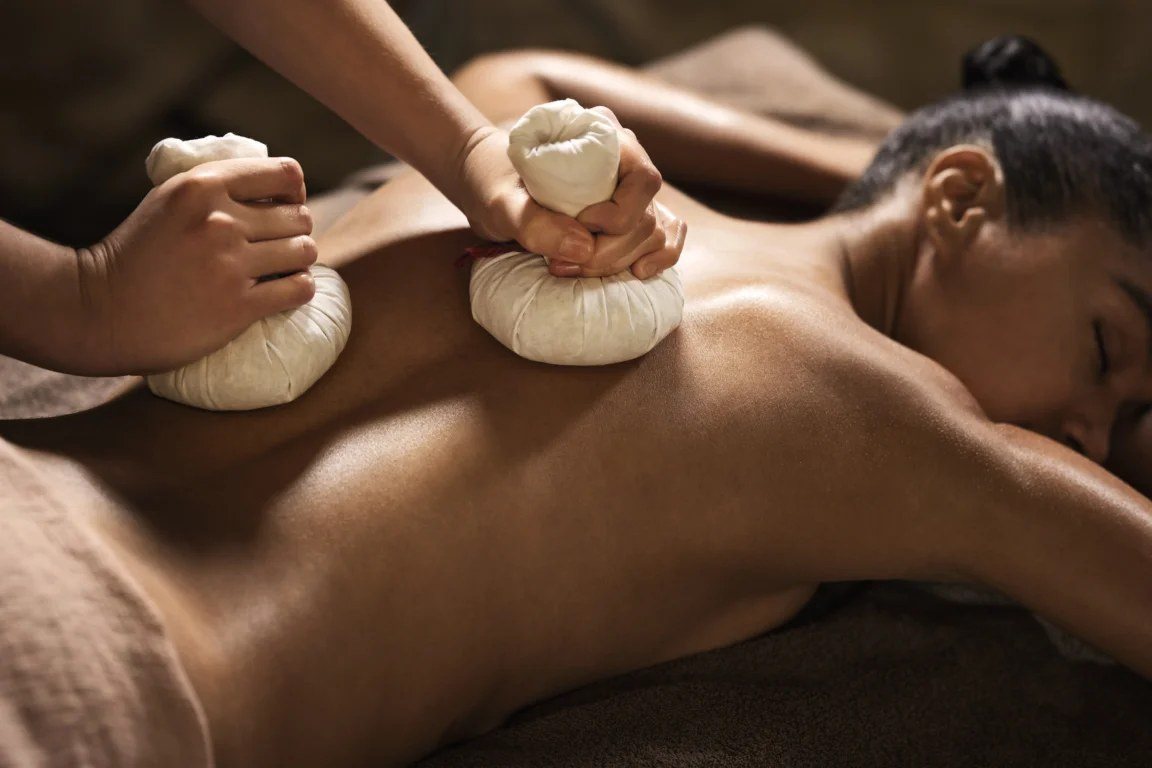 Un massage proposé au spa Nuxe : Le Kaïla à Méribel.