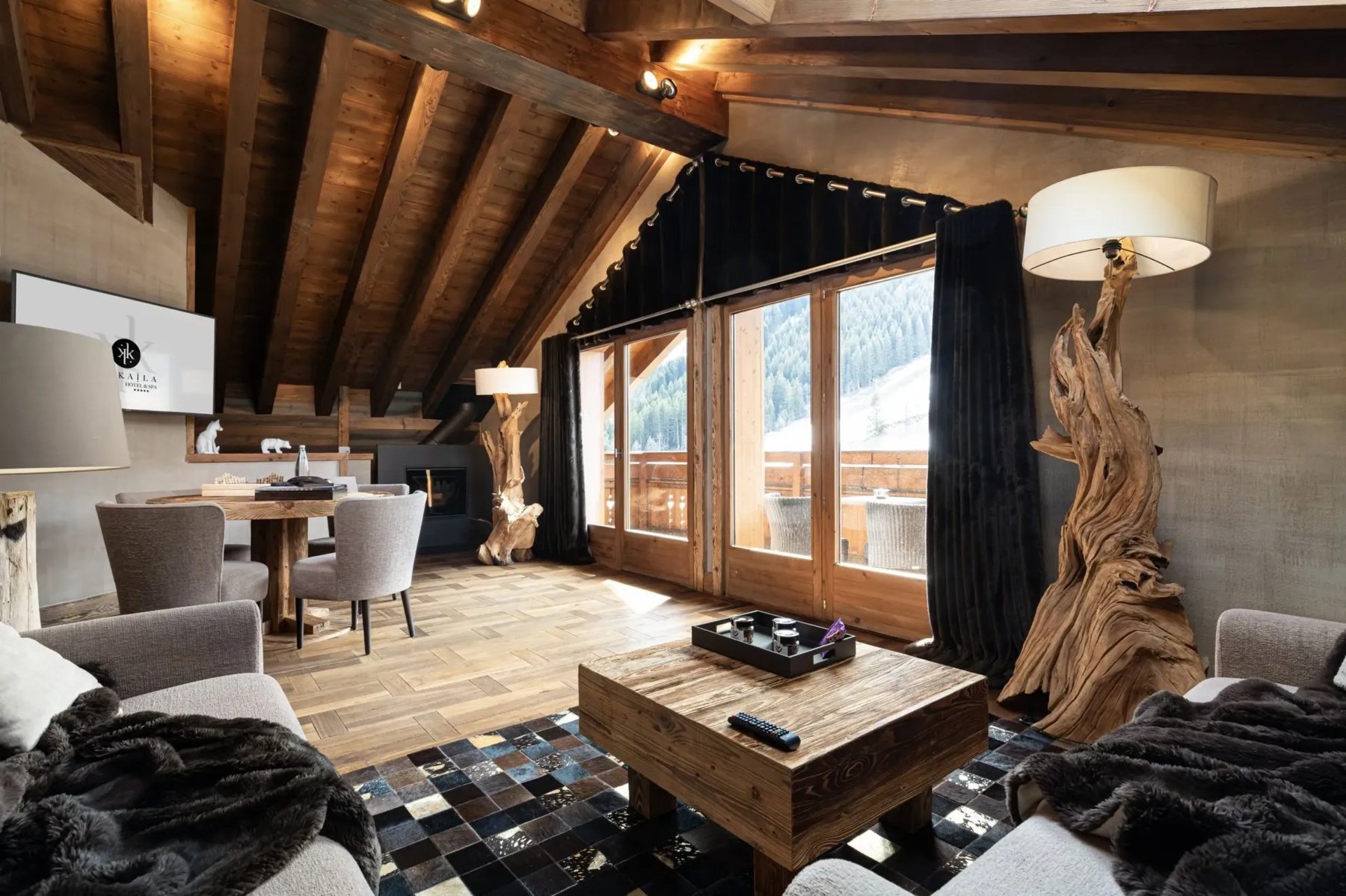 Le salon et la table de la Suite Exception : Le Kaïla à Méribel.