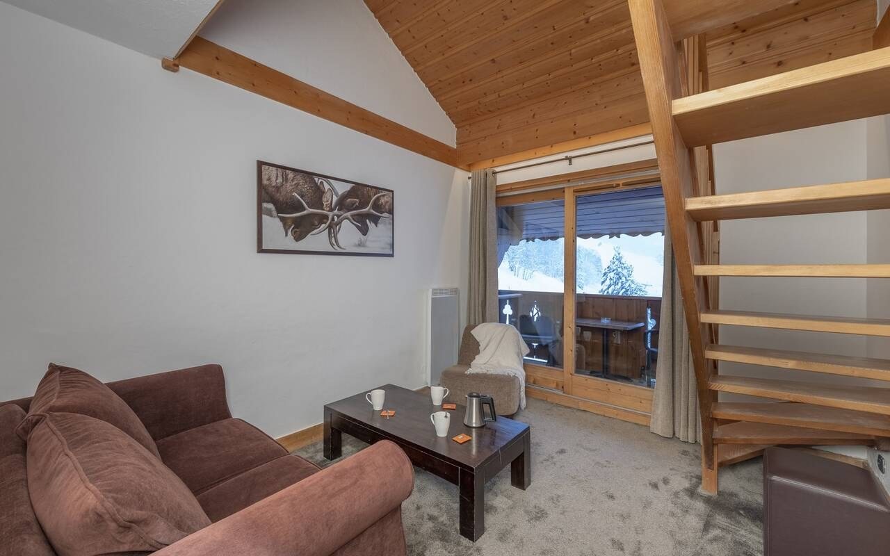 Un espace salon et son escalier de duplex : La Chaudanne à Méribel.