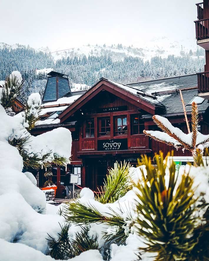 La façade du chalet vue depuis les abords enneigés : Le Savoy à Méribel.