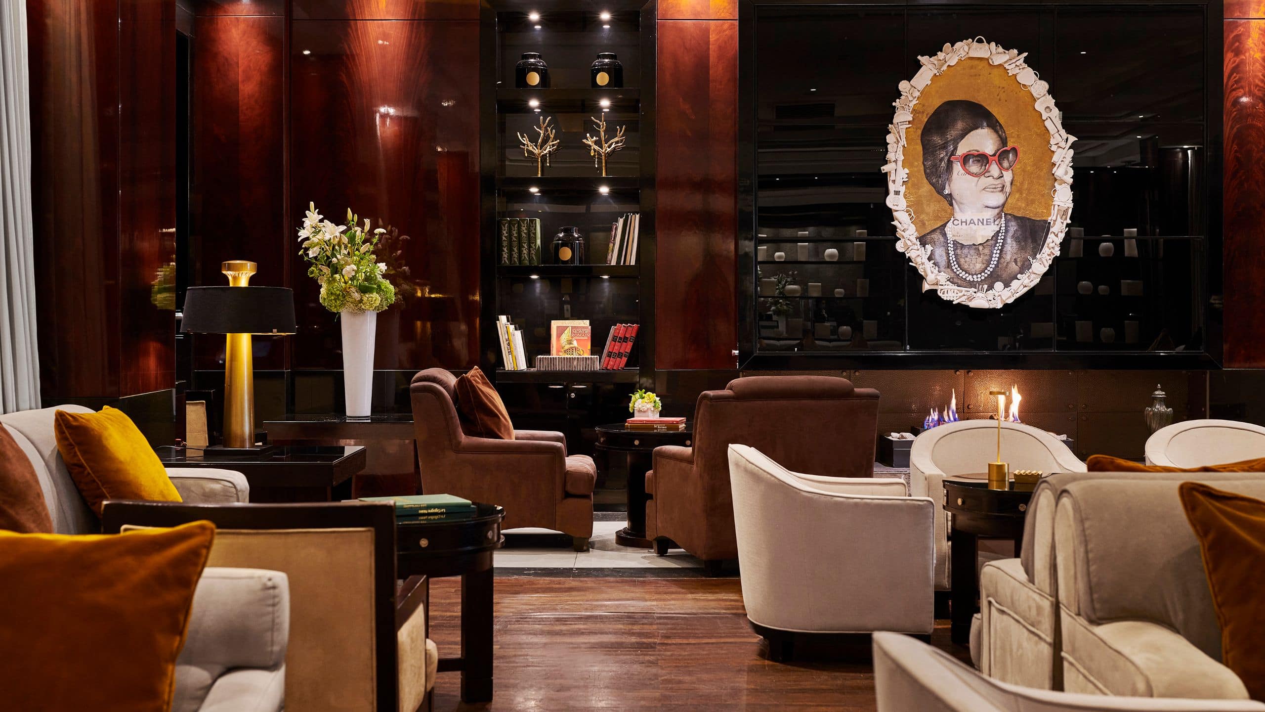 Living Room du Hyatt Regency Casablanca, fauteuils, boiseries sombres et grand portrait encadré.