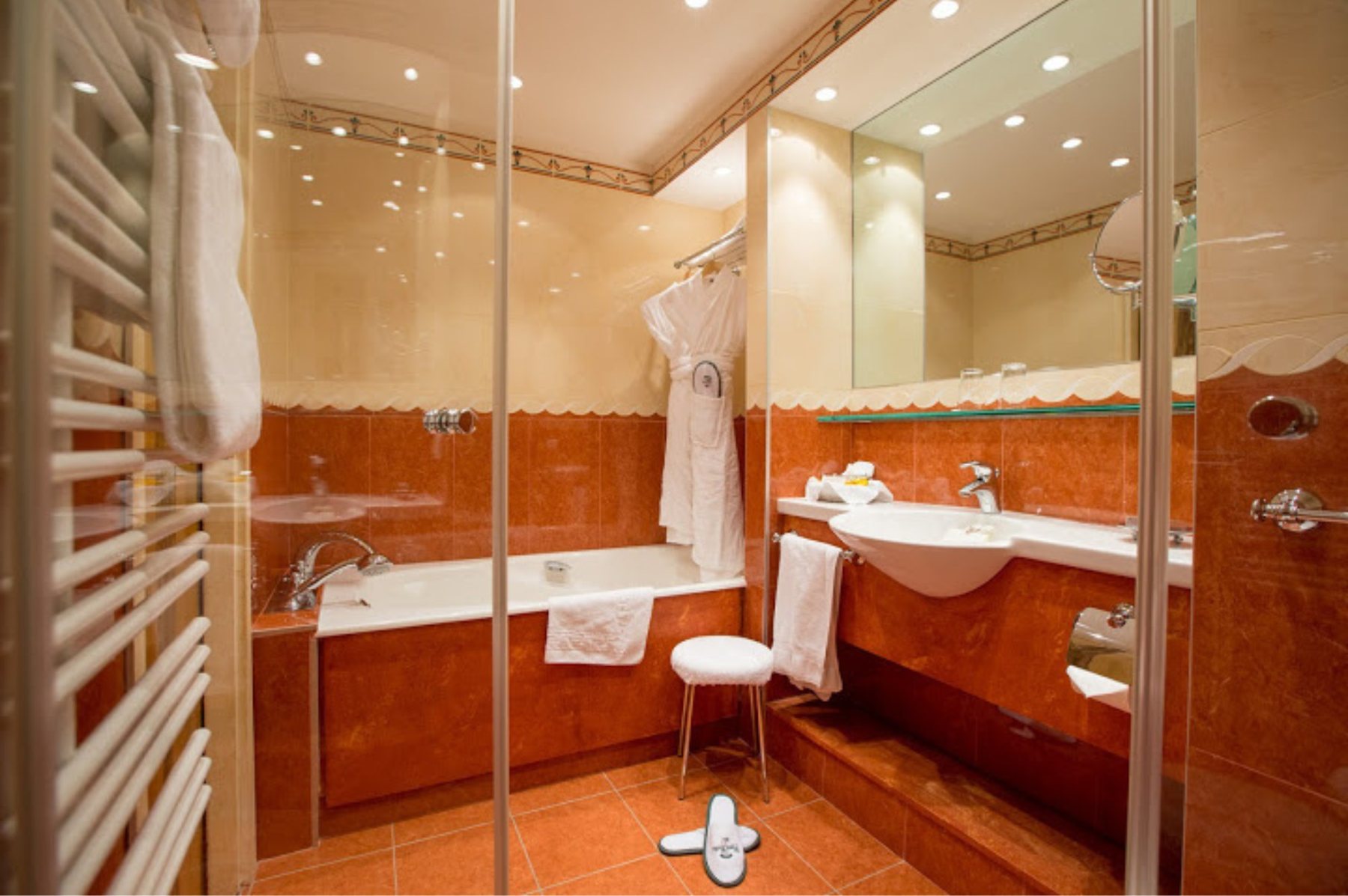Une salle de bains aux teintes orangées : AlpenRuitor à Méribel.