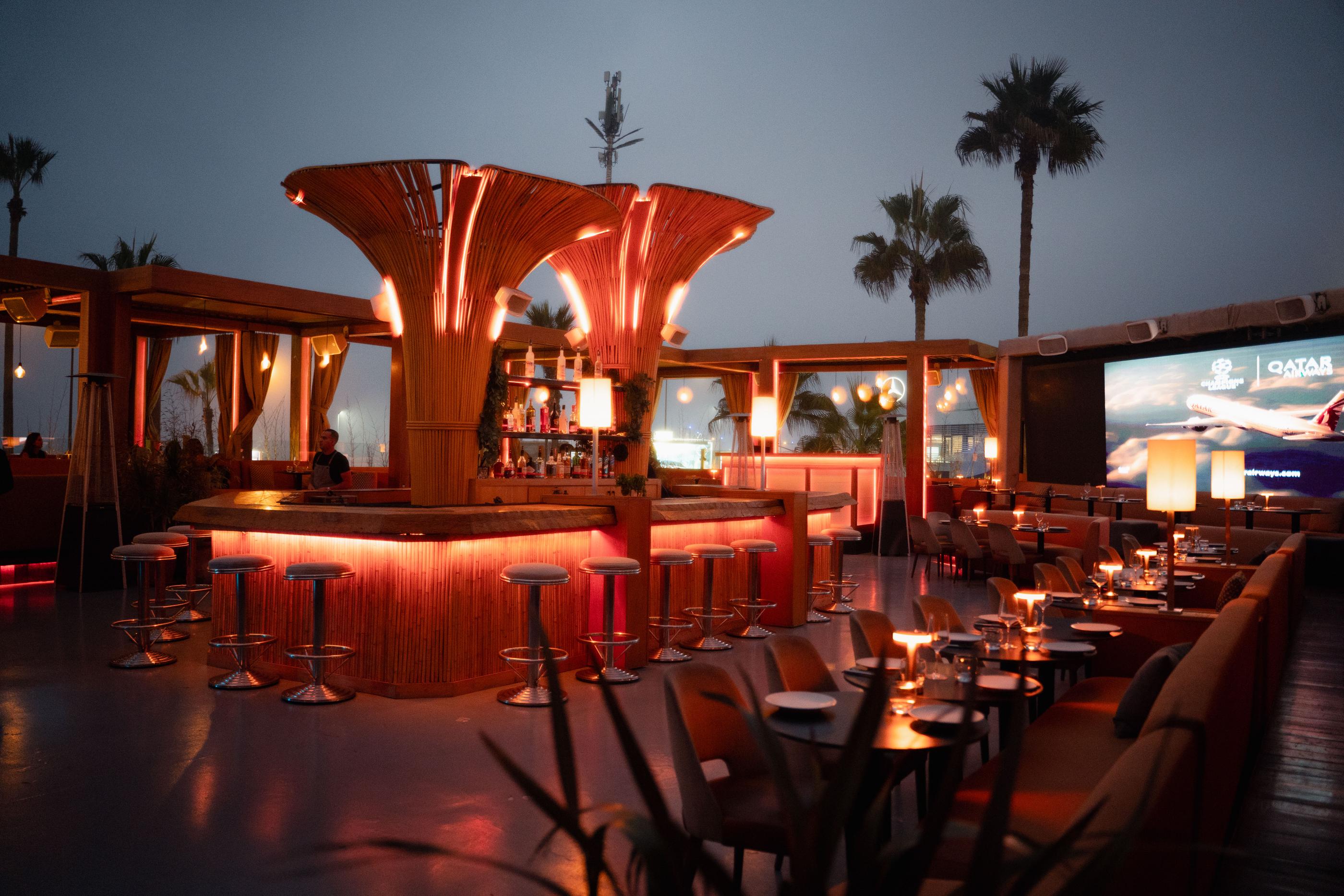 Bar extérieur éclairé et palmiers du Skybar à Villa Blanca Urban Hotel, sur la Corniche de Casablanca.