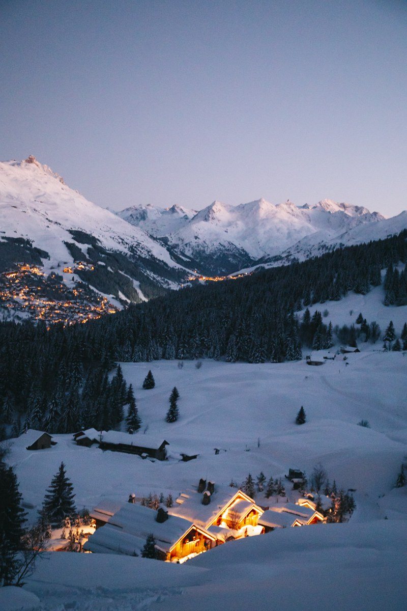 Le hameau éclairé au crépuscule : Refuge de la Traye à Méribel.