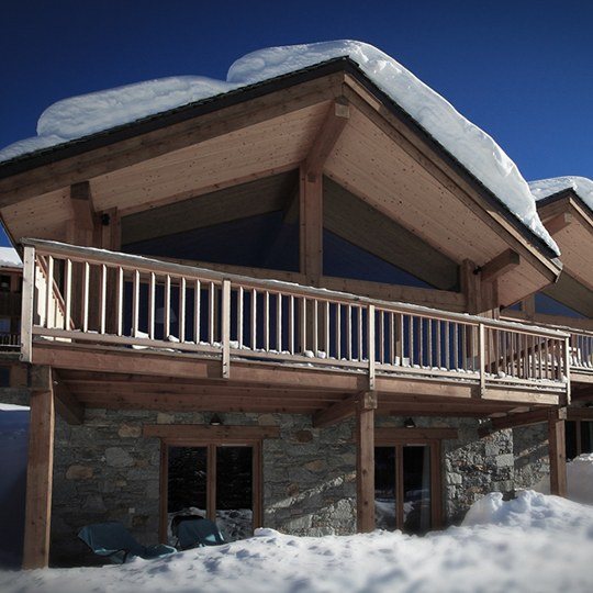 Le balcon de la façade sous la neige : Adray Télébar à Méribel.