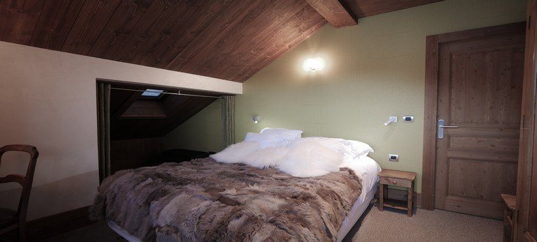 Une chambre mansardée sous le toit : Adray Télébar à Méribel.