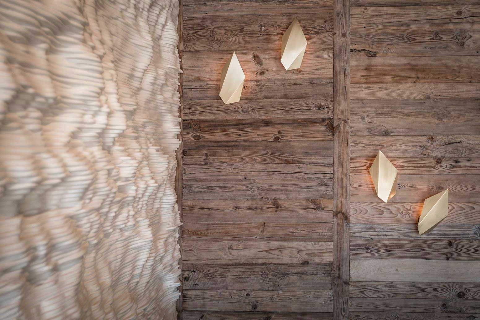 Les appliques en bois dans les espaces intérieurs : Adray Télébar à Méribel.