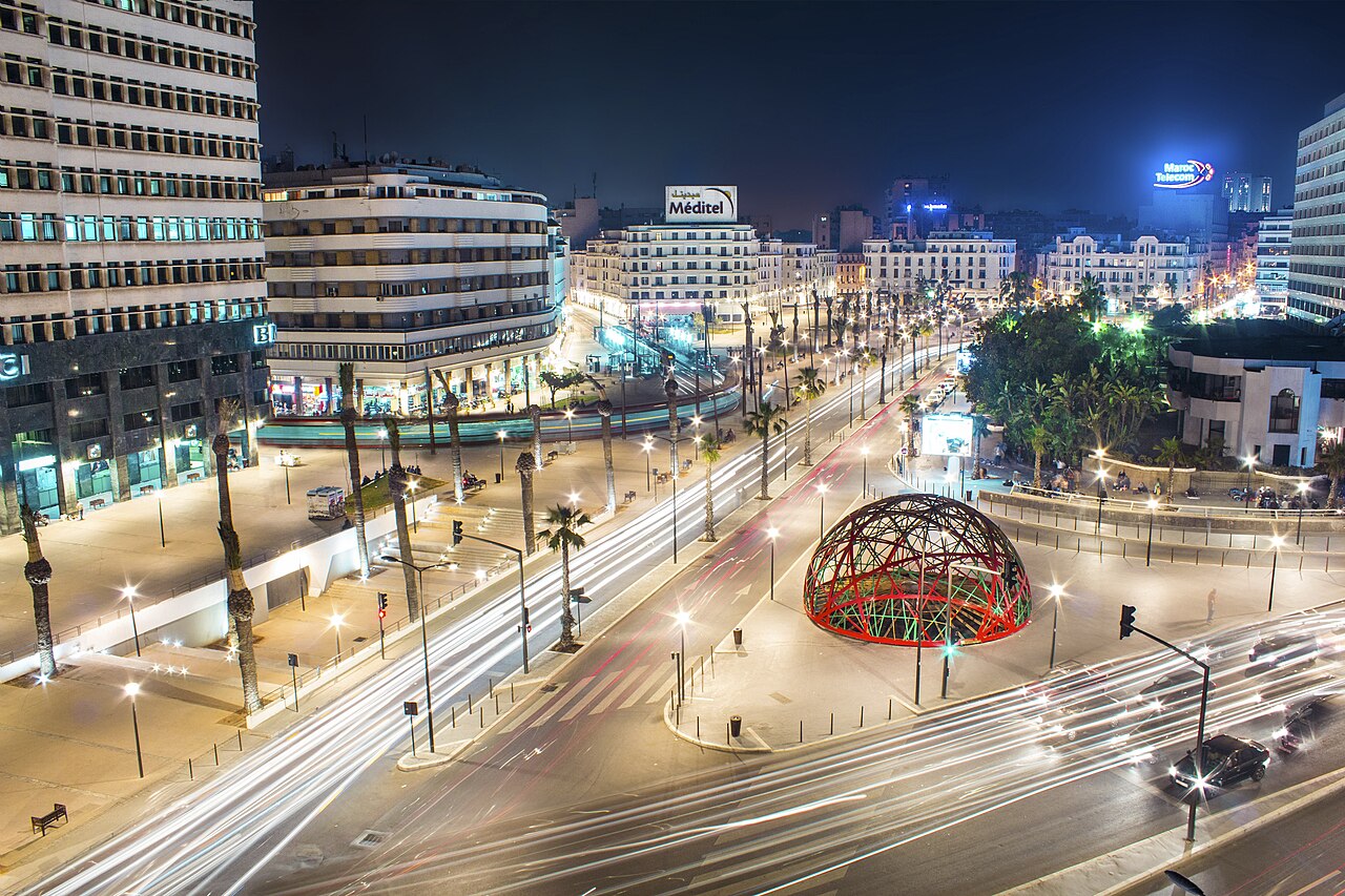 La place des Nations Unies et les grands axes éclairés du centre de Casablanca.